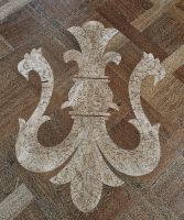 Fußboden im Rathaus Stockholms mit dem königlichen Symbol