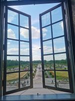 Blick aus den Fenstern des Schlosses in den barocken Garten von Drottningholm