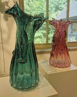 Kunstvolle Vasen in einer Glasbläserei in Fjäderholmarna