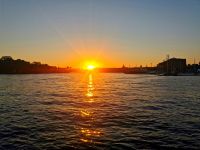 Die langen Mitsommer in Schweden, wo die Sonne nur kurz untergeht.