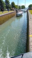 2 Segelschiffe die durch die Schleuse bei Berg fahren