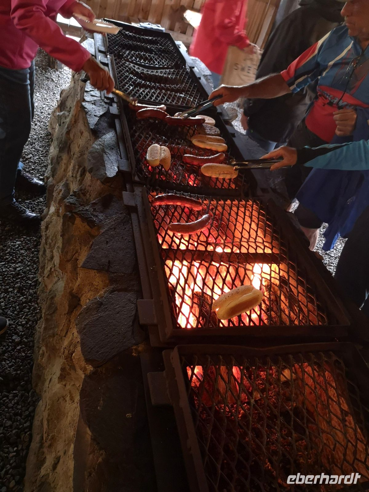 Elchwurst zum Kosten auf dem Feuer