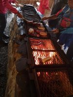 Elchwurst zum Kosten auf dem Feuer