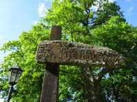 Wegweiser zum Grab von Kurt Tucholsky