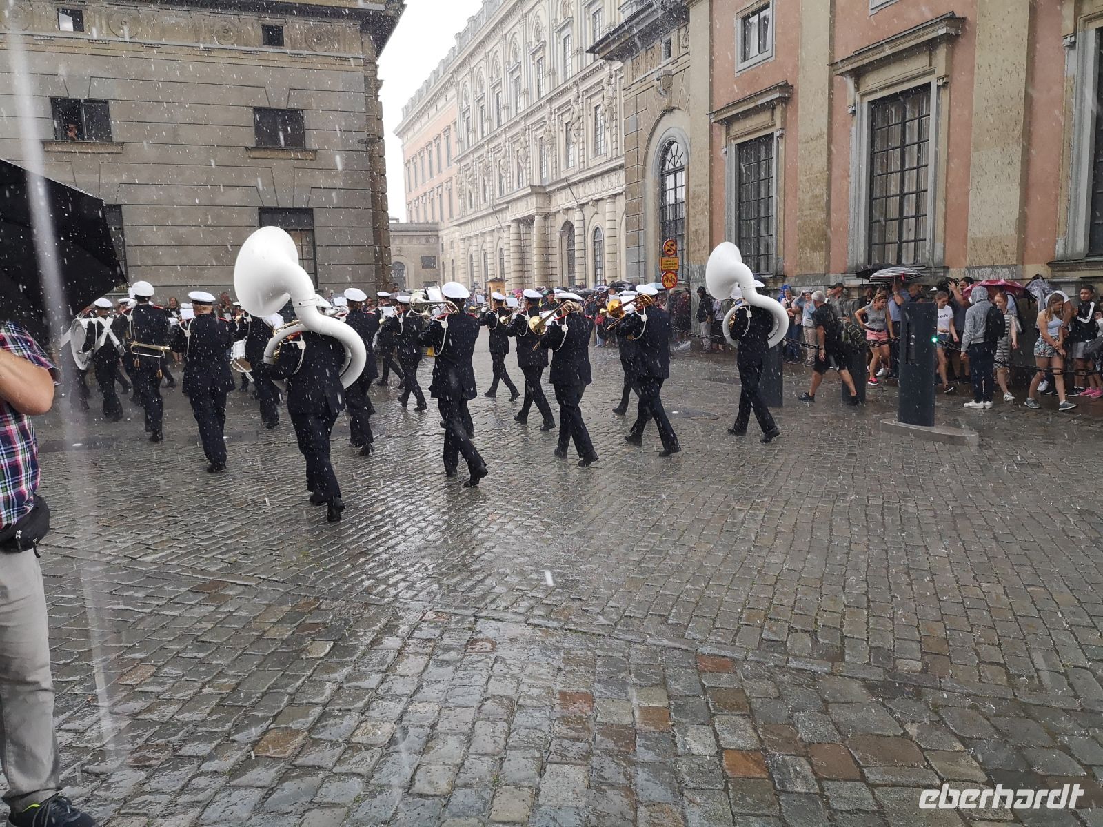 Wachablösung in Stockholm bei Regen
