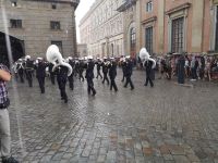 Wachablösung in Stockholm bei Regen