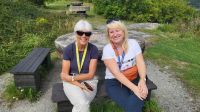 Kreuzfahrt Göta-Kanal - Reiseleiterin Franzi & Reisebegleiterin Franzi bei der Tjörnbron-Brücke