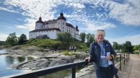 Kreuzfahrt Göta-Kanal - Reisebegleiterin Franzi vor Schloss Läckö
