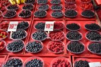 Nordische Beeren - links Rauschbeeren, Mitte Himmberen, rechts Waldheidelbeere