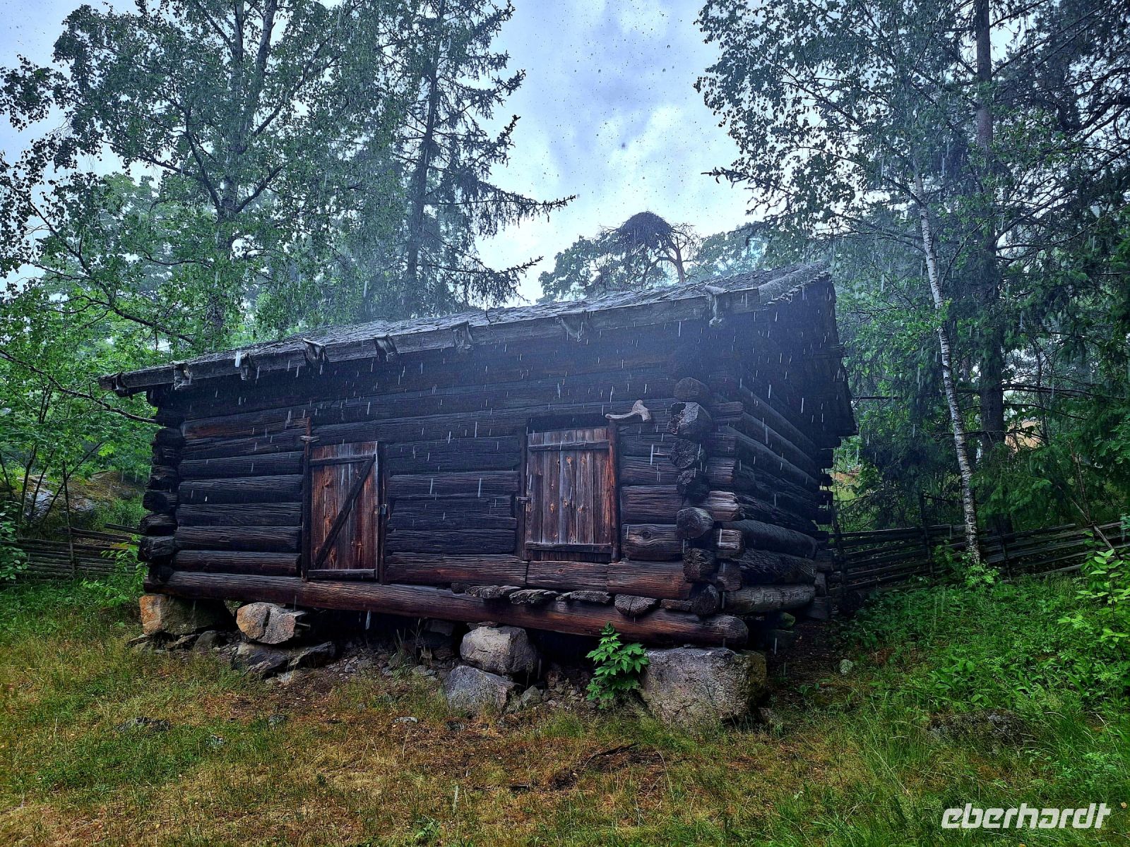 037 Stockholm Skansen im Regenguß