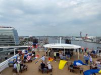 Kurz vor der Abfahrt kommt an Bord bereits Kreuzfahrtstimmung auf