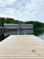 Badesteg und Blick aufs Poolhaus des Kurhotell