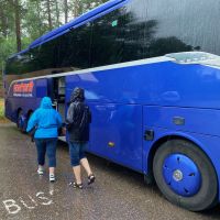 Unser Bus erwartet uns, schnell sind wir wieder trocken...