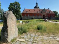 Einer der Runensteine vor dem Schloss