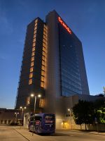 Unser Hotel(l), um Mitternacht in der längsten Nacht des Jahres