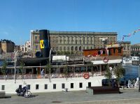 Königliches Schloss und Schiff mit Midsommar-Schmuck