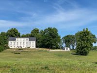 Ein Herrenhaus mit Pool – und sogar mit Reithalle (im Bild nicht sichtbar)