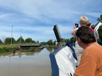 Eine Klappbrücke öffnet sich für uns