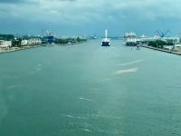 Einfahrt in den Hafen von Rostock