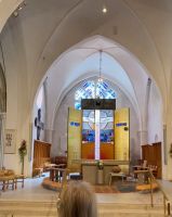 Der Glasalter im Dom von Växjö wird bestaunt