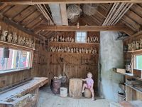 027 Schweden Katthult - hier schnitzt Michel