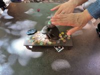 Stockholm. Kleiner Junge, der auf den Mond sieht