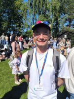 Stockholm. Midsommar in Skansen. Adrien  schmuck und fröhlich