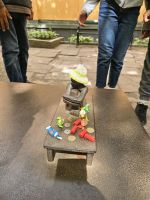 Järnpojke der auf den Mond sieht