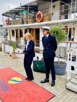 Göta Kanal Kreuzfahrt - Unsere Bordreiseleitung und der 1. Offizier begrüßen uns