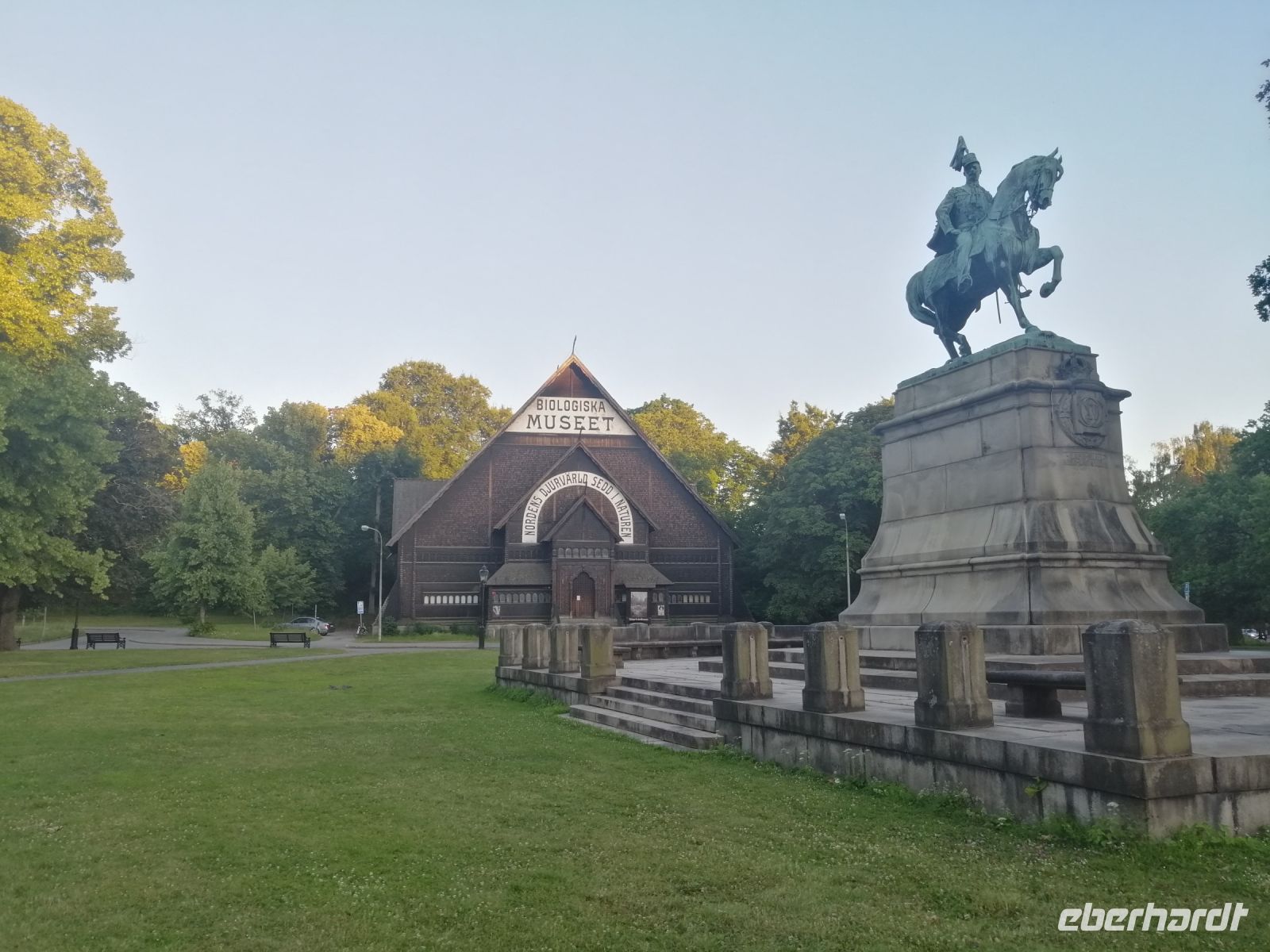 Denkmal Karl XV, Stockholm (im Hintergrund: Biological Museum)