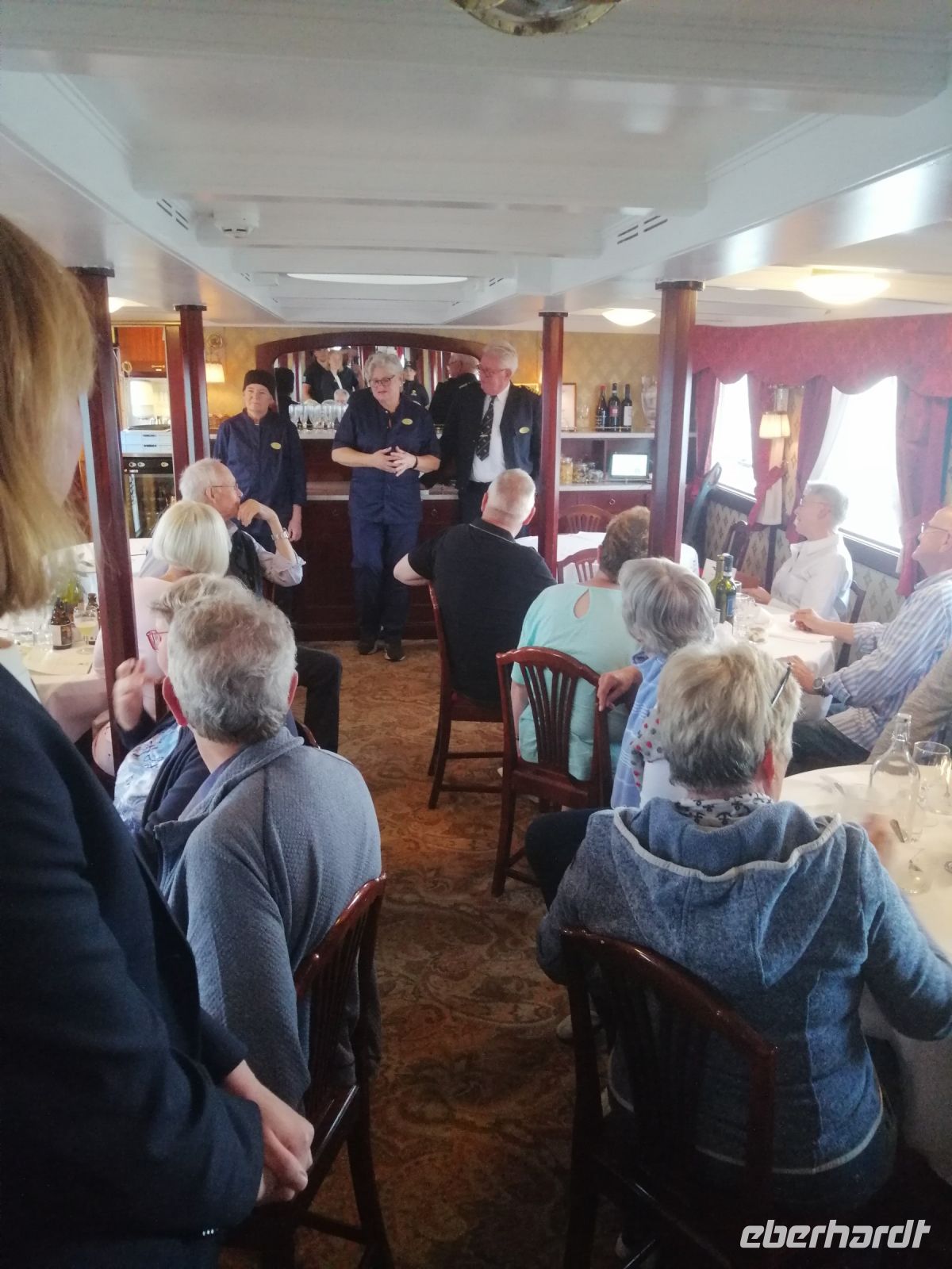 Aushändigung von Urkunden am Kapitänsdinner