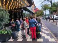 Schweden. Stockholm. Warten auf den Bus