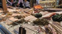 Kreuzfahrt Götakanal - Fischtheke in der Markthalle Östermalms Saluhall in Stockholm