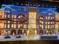 Weihnachtlich dekorierte Schaufenster im Zentrum von Stockholm...