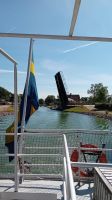 Fahrt auf dem Götakanal mit geöffneter Brücke