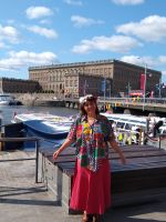 Olga, bereit für Midsommar, vor dem Stockholmer Schoß