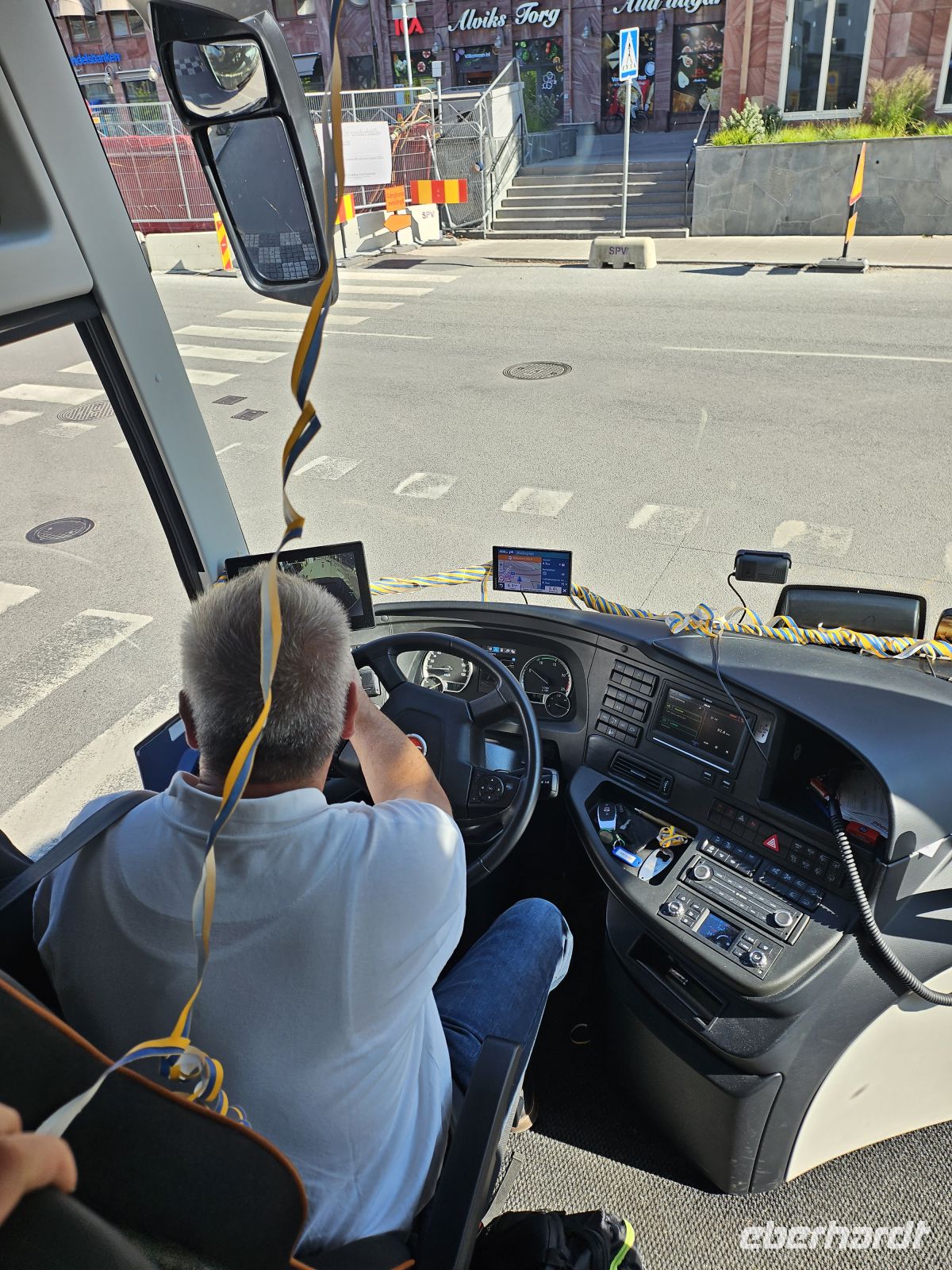 Start zum Mittsommarafton mit entsprechender Deko im Bus