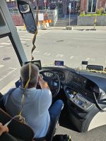 Start zum Mittsommarafton mit entsprechender Deko im Bus