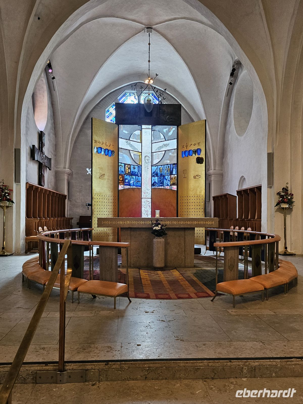 Kirche mit Glasaltar in Växjö