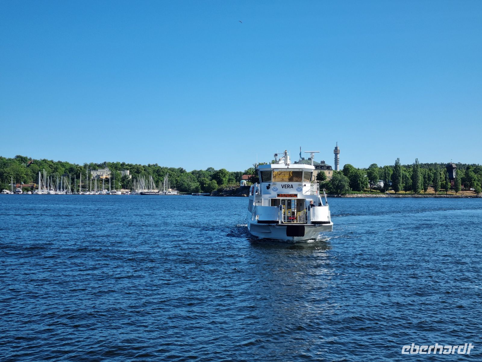 Linien-Fährr vor dem 