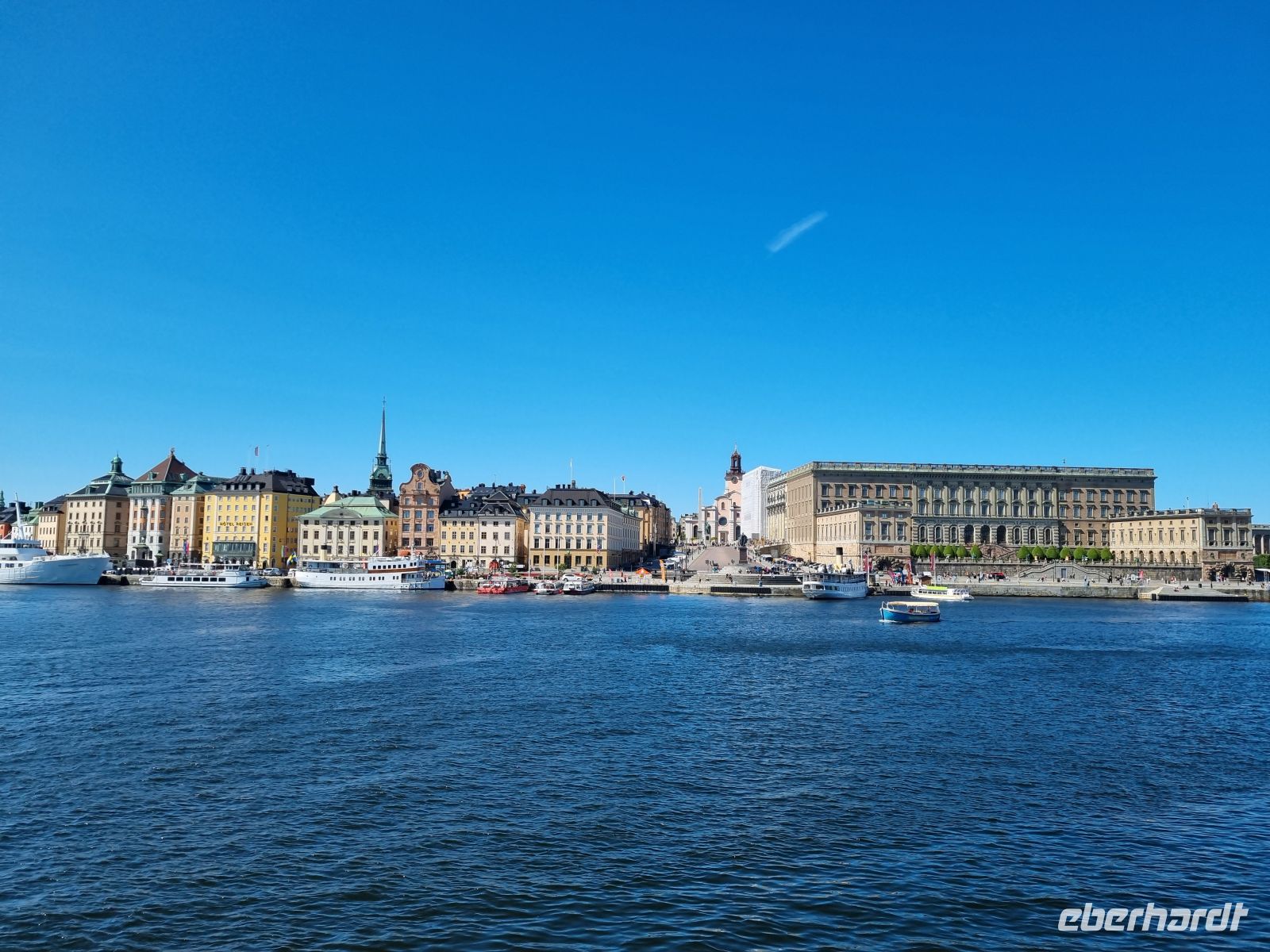 Blick von der Insel Skeppsholmen zur Altstadt Gamla Stan und dem Königlichen Schloss