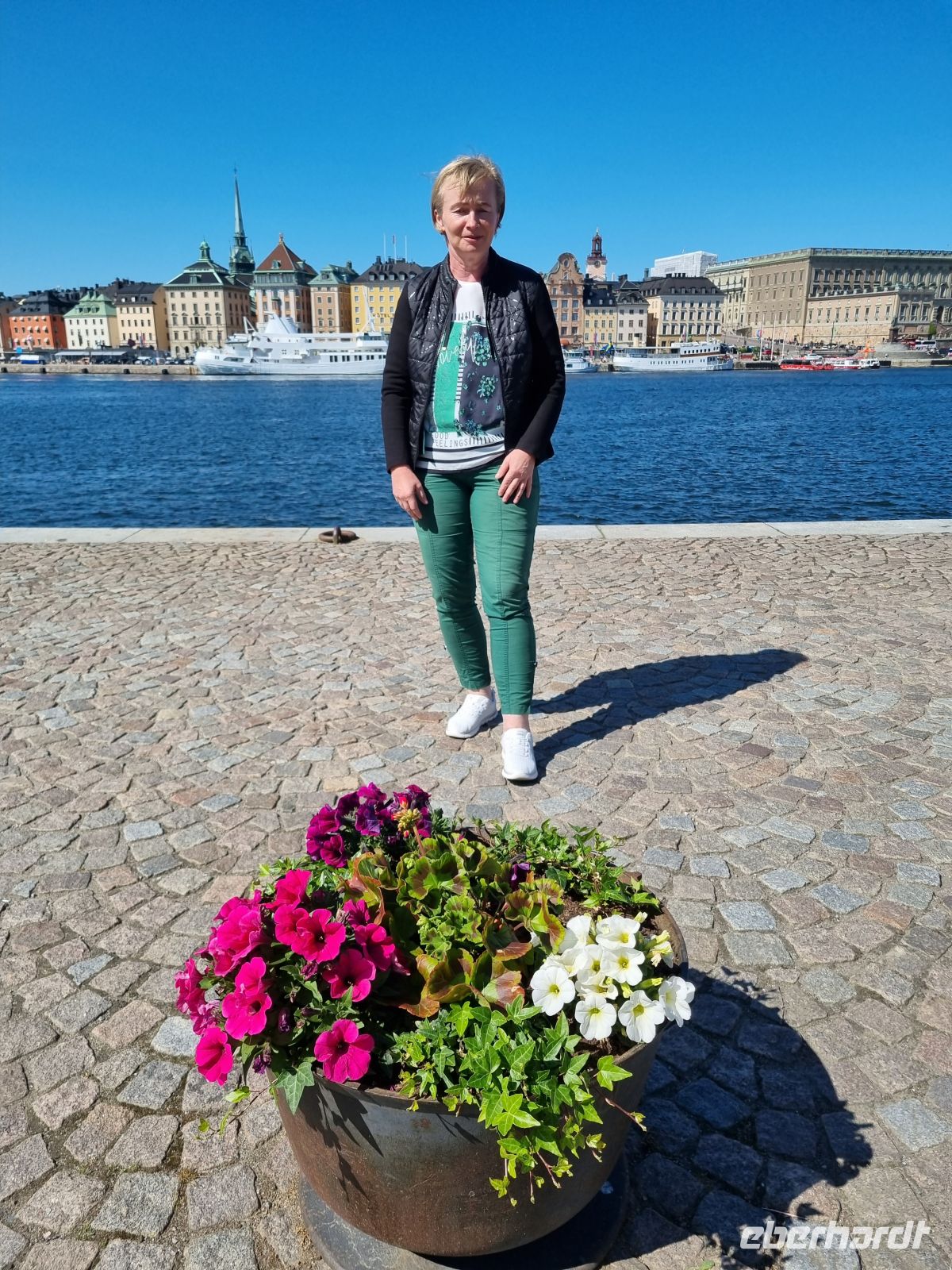 Reiseleiterin Katrin mit Blick von der Insel Skeppsholmen zur Altstadt Gamla Stan und dem Königlichen Schloss  