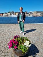 Reiseleiterin Katrin mit Blick von der Insel Skeppsholmen zur Altstadt Gamla Stan und dem Königlichen Schloss  