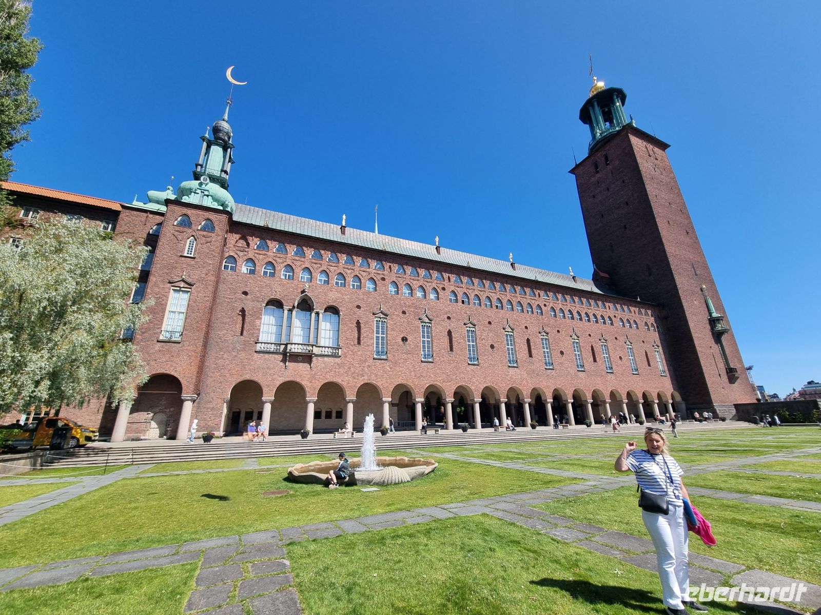 Stadtführerin Renata vor dem Stadshuset (Stadthaus)