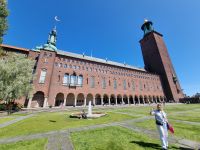 Stadtführerin Renata vor dem Stadshuset (Stadthaus)