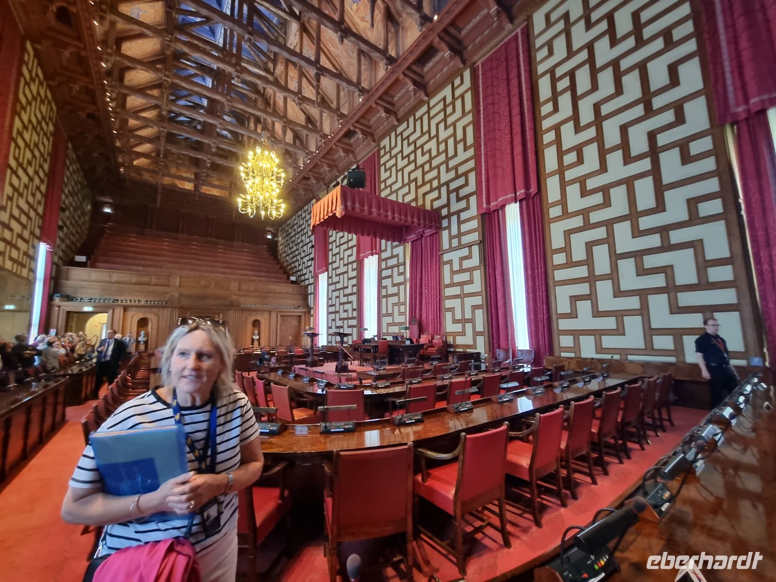 Stadshuset (Stadthaus) - Erklärungen durch Stadtführerin Renata im Ratssaal