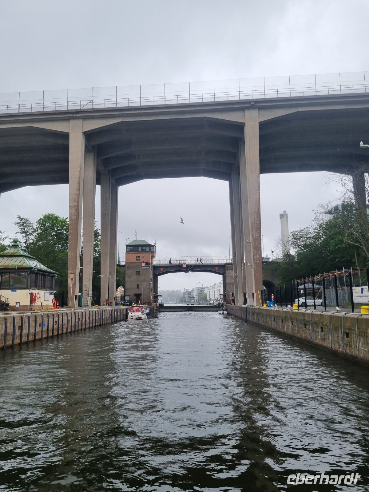 Bootsfahrt unter den Brücken Stockholms - Hammarby-Schleuse