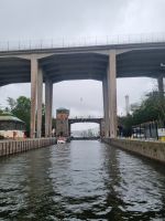Bootsfahrt unter den Brücken Stockholms - Hammarby-Schleuse