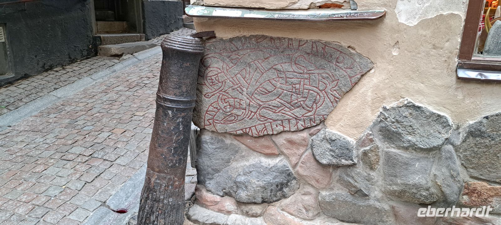 Stockholm - Gamla Stan - Wikinger Runenstein und Kanone