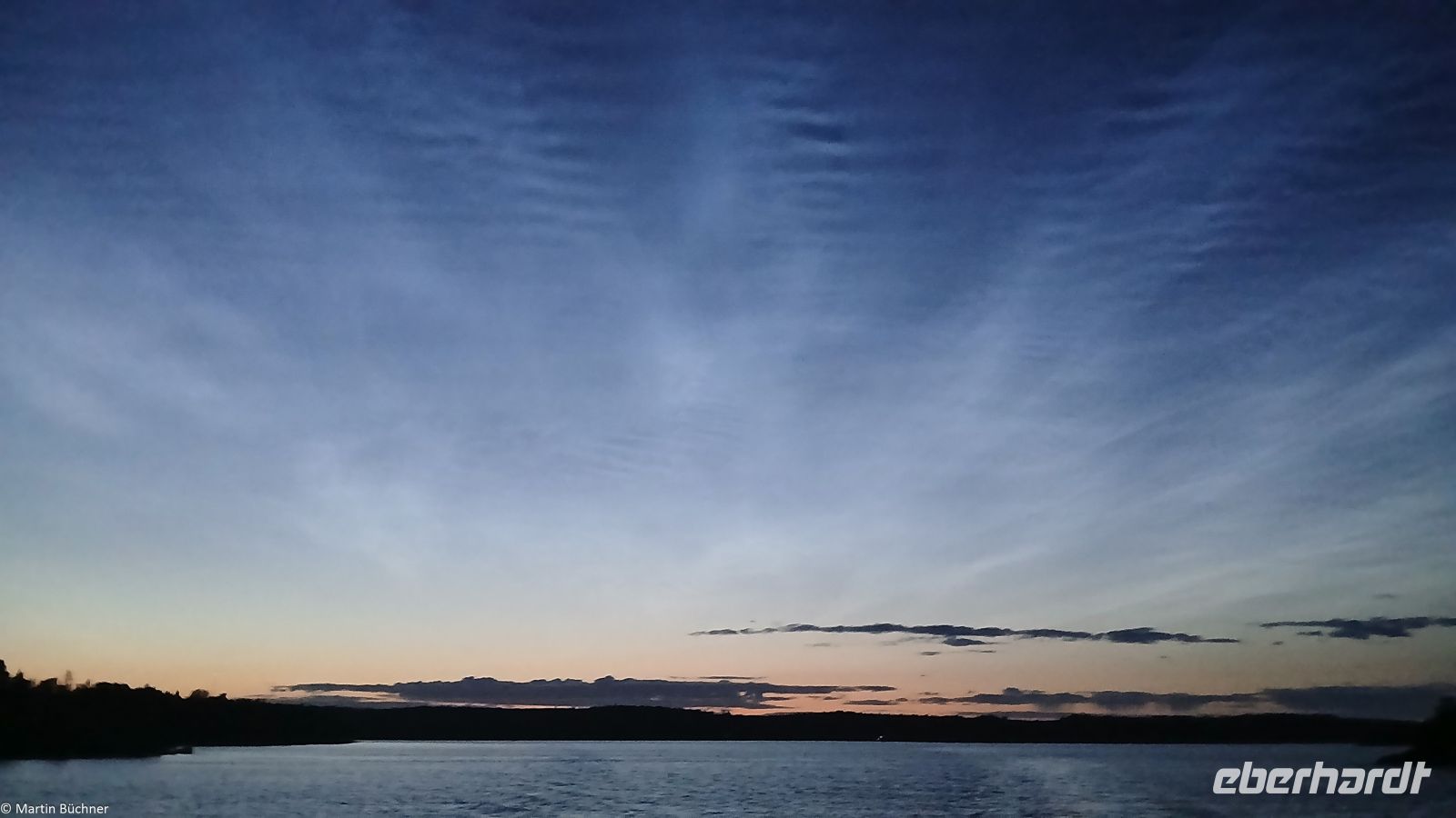 Leuchtende Nachtwolken (Eiskristalle in sehr großer Höhe)